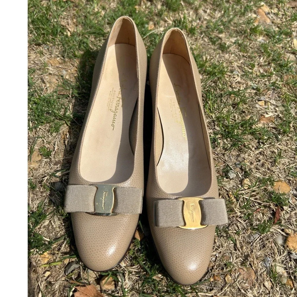 Salvatore Ferragamo Vara Pump Womens 8.5 AA Beige Pebbled Leather Bow Good